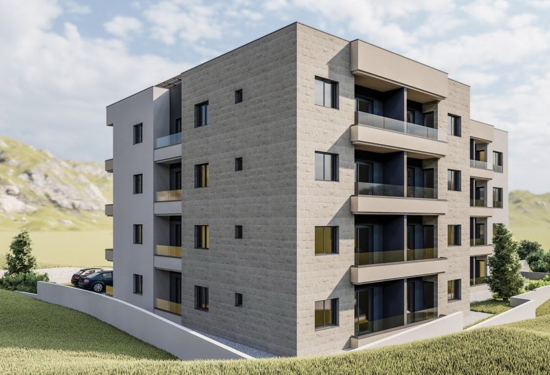 Moderner Wohnkomplex in Budva, Montenegro: Gebäudefassade mit Balkonen, Panoramafenstern und Parkplätzen am Haus.