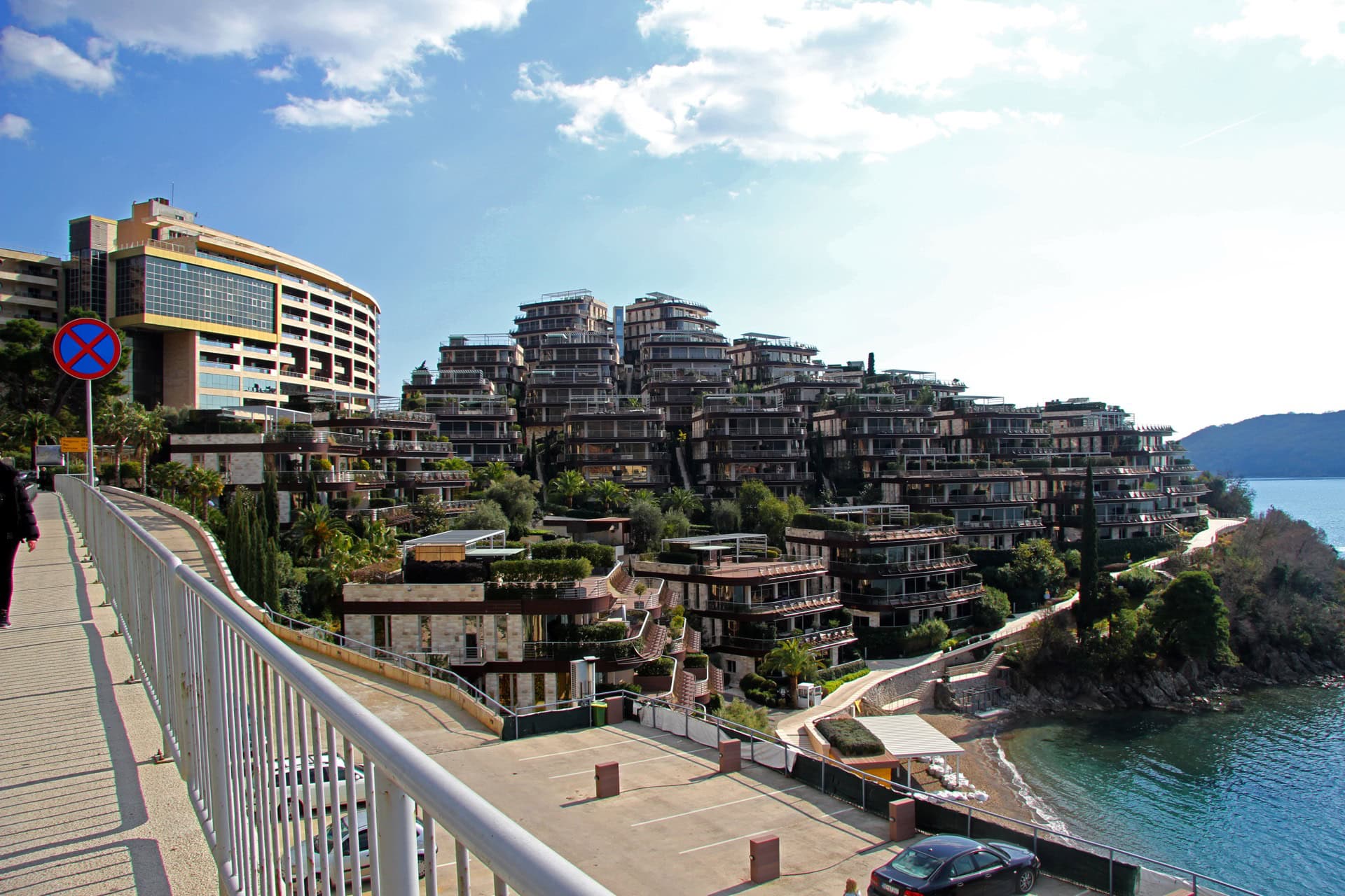 Moderner Wohnkomplex mit Terrassen am Meer in Bečići, Montenegro: Panoramablick auf exklusive Apartments und den Strand.
