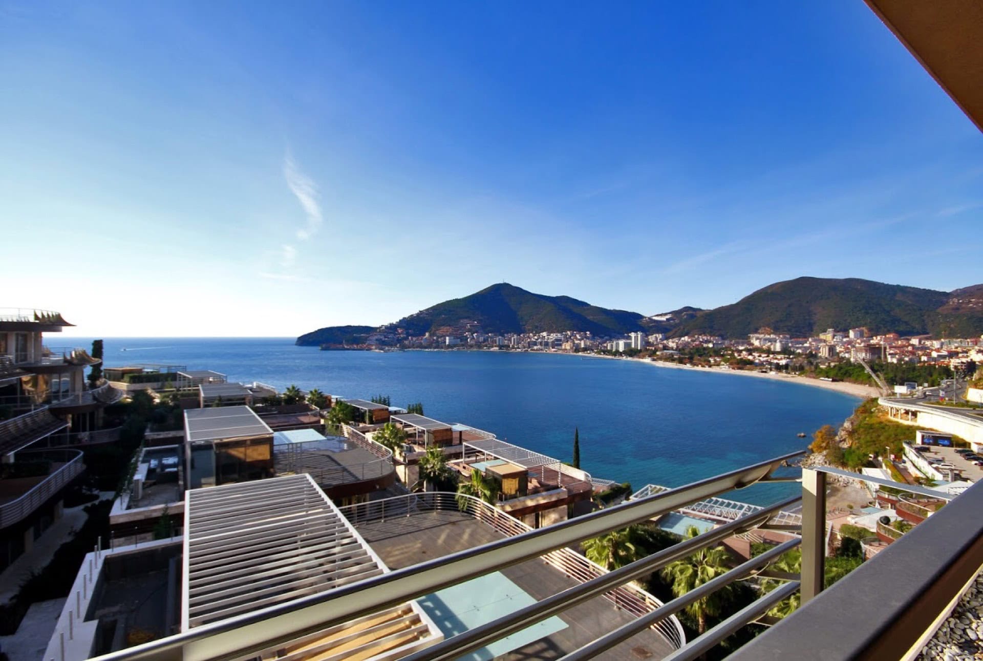 Panoramablick vom Balkon der Wohnung in Bečići, Montenegro: Meer, Strand und Berge in einer exklusiven Wohnanlage mit Terrassen.