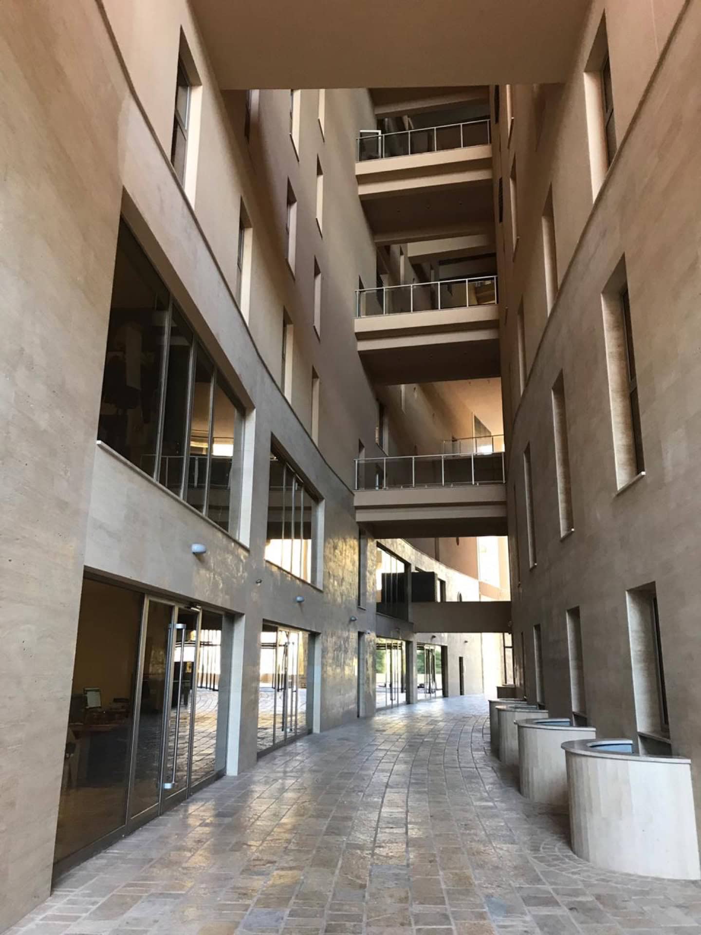 Moderner Wohnkomplex in Bečići, Montenegro: Steinverkleidung der Fassade, Panoramafenster und offene Balkone.