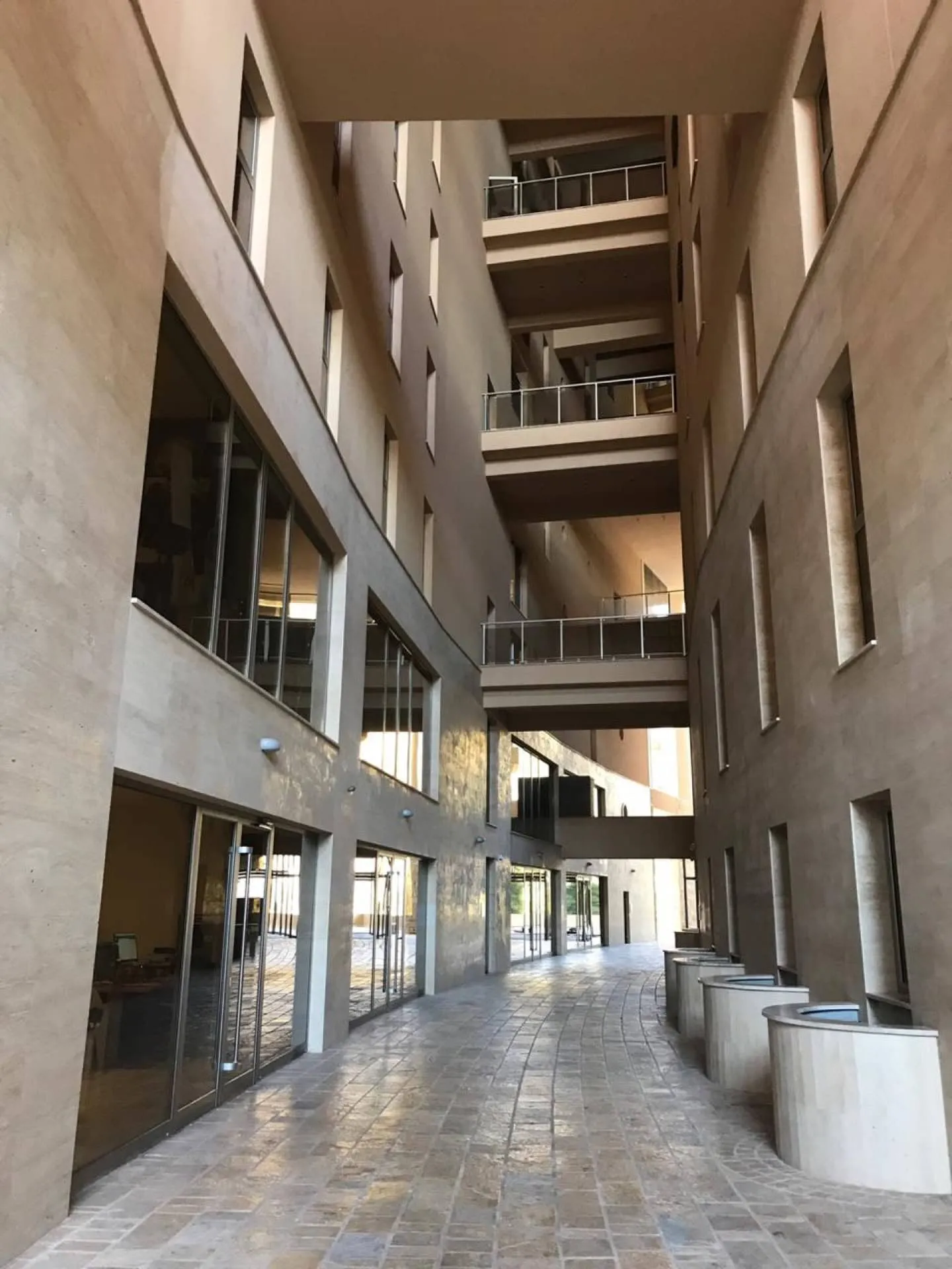 Moderner Wohnkomplex in Bečići, Montenegro: Steinverkleidung der Fassade, Panoramafenster und offene Balkone.