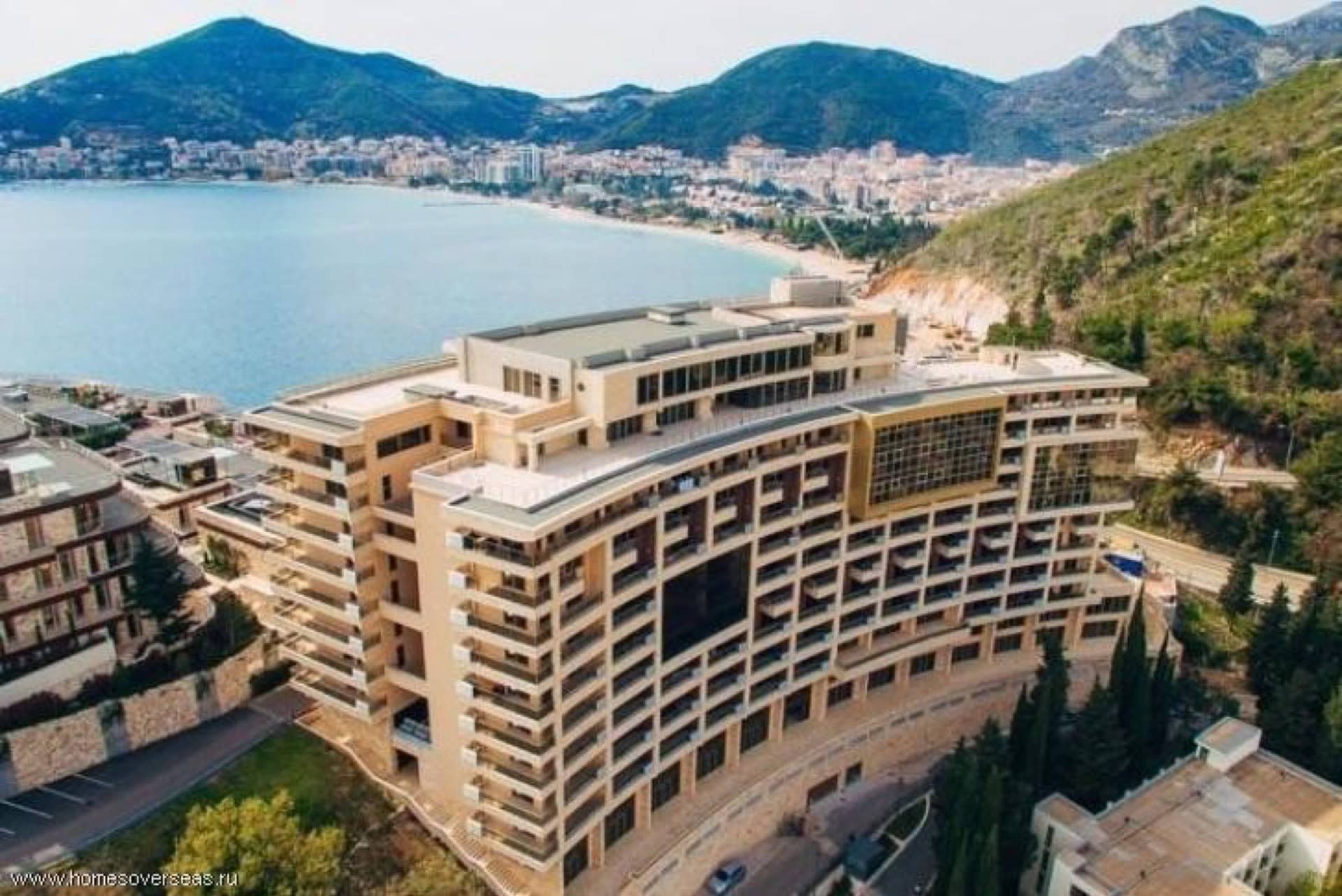 Moderner Wohnkomplex am Meer in Bečići, Montenegro: Luftaufnahme des Gebäudes mit Terrassen und Panoramablick auf die Küste.