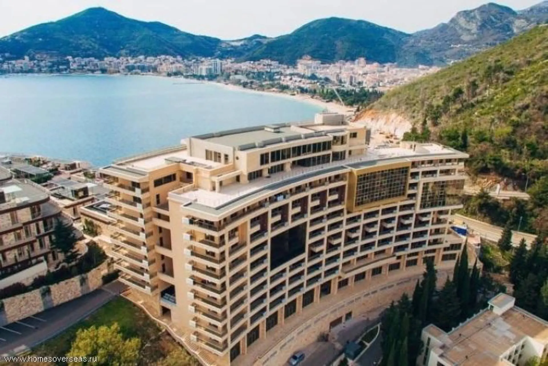 Moderner Wohnkomplex am Meer in Bečići, Montenegro: Luftaufnahme des Gebäudes mit Terrassen und Panoramablick auf die Küste.