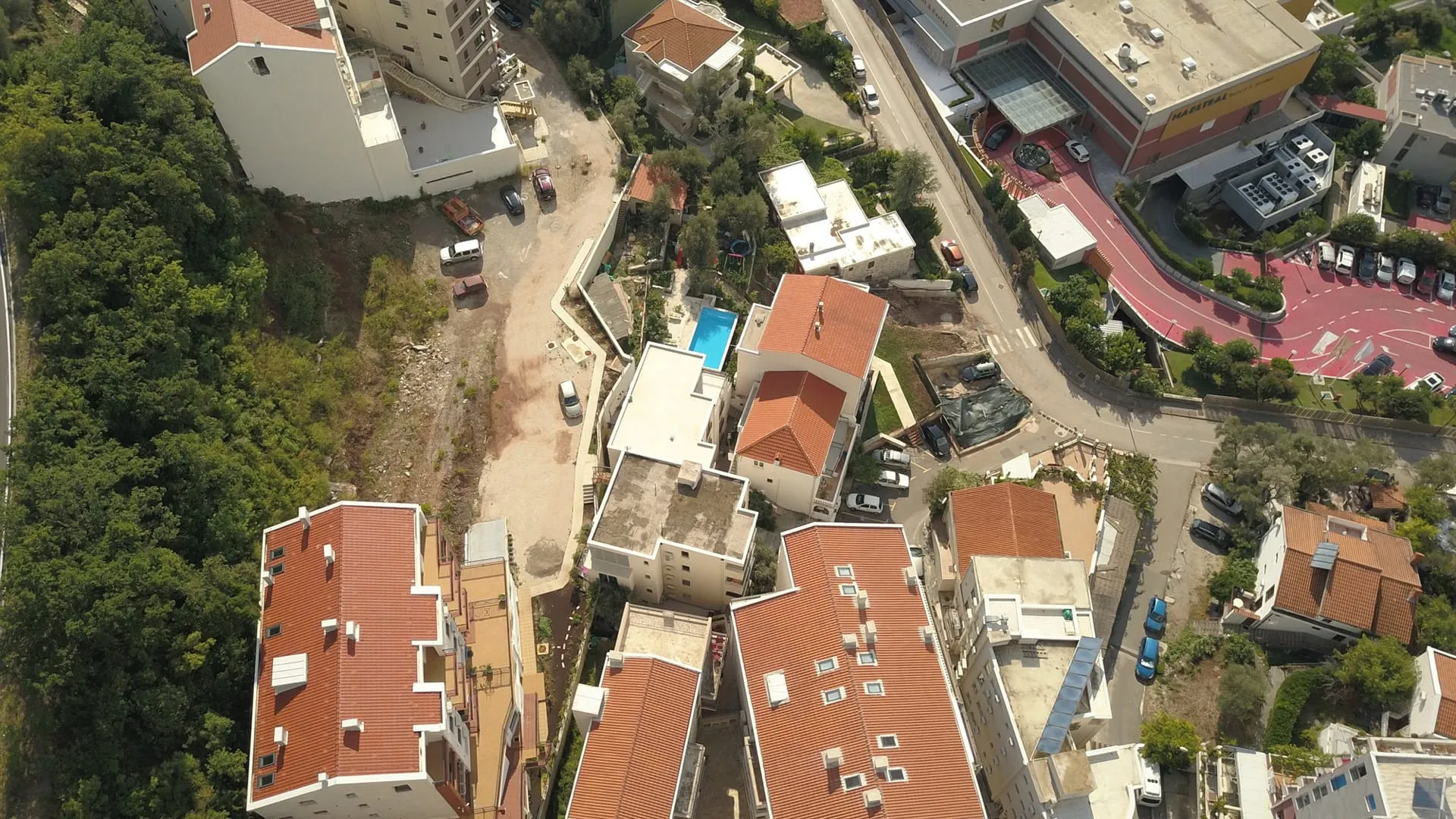 Karadağ, Pržno’daki konut kompleksinin havadan görünümü: kiremit çatılar, havuz ve bölge altyapısı.