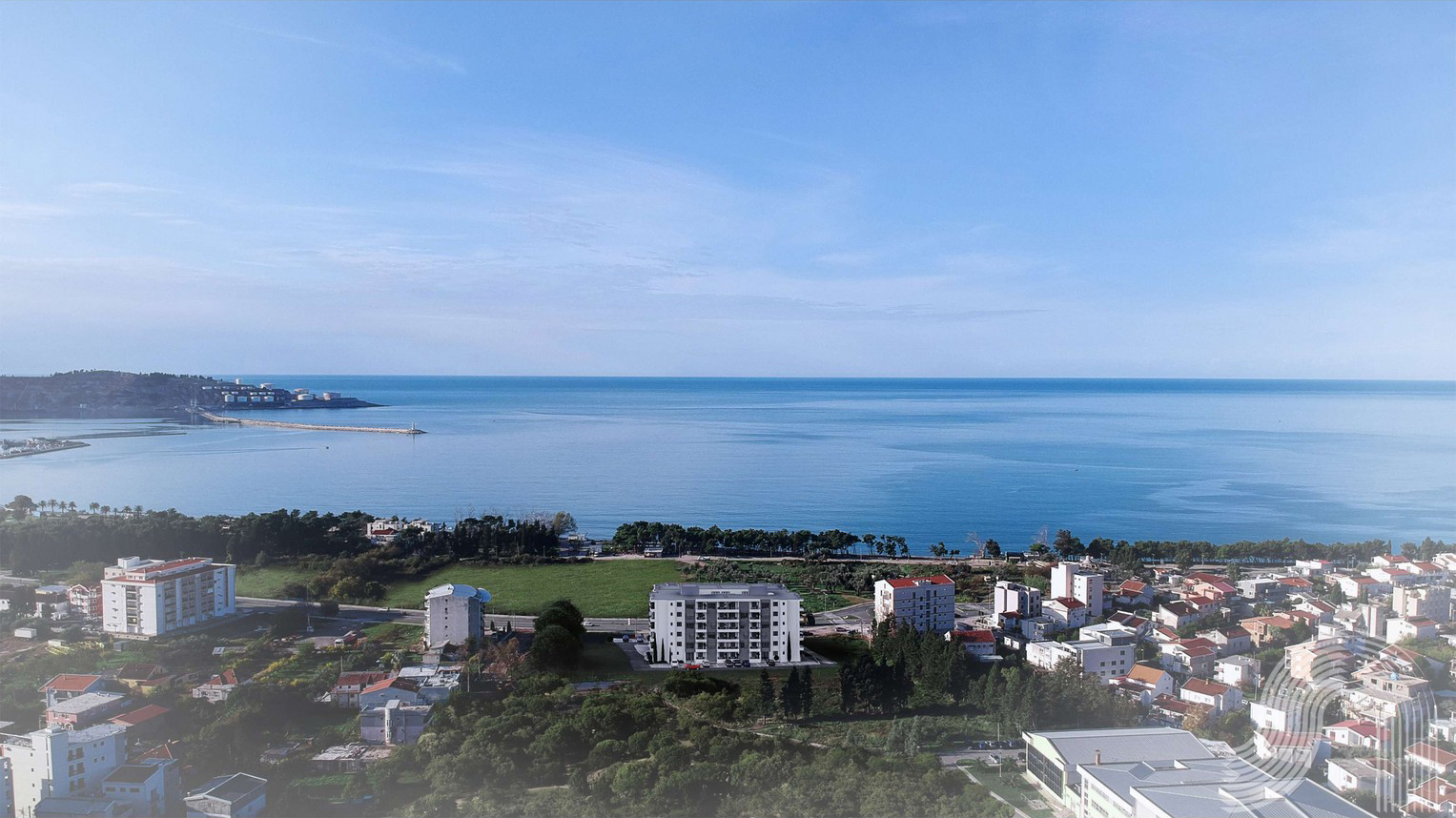 Panoramablick auf eine Wohnanlage in der Stadt Bar, Montenegro, in unmittelbarer Nähe zur Adria und zum Strand.