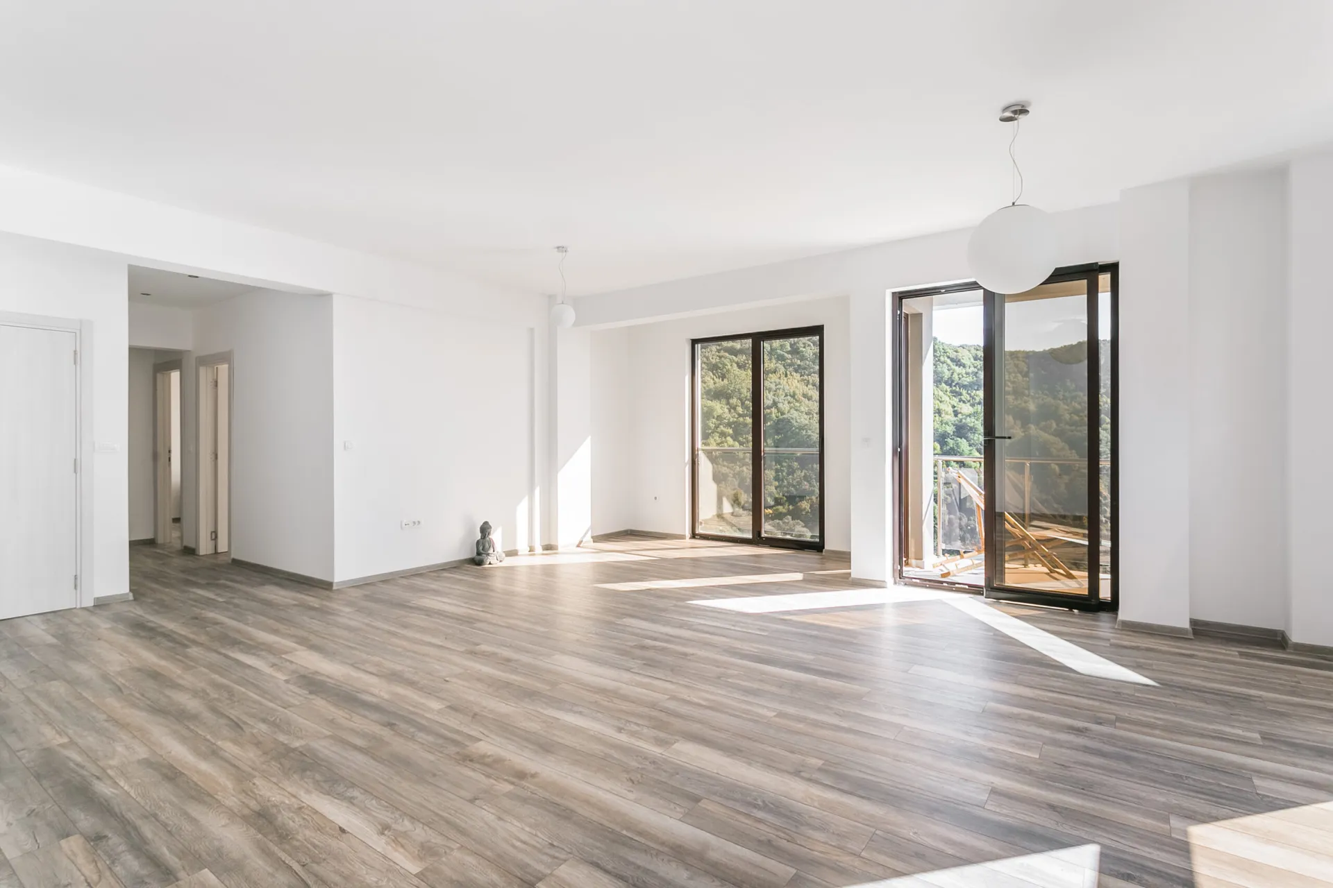Helles Wohnzimmer im Penthouse, Rafailovići, Montenegro: Panoramafenster, Bergblick und Zugang zur Terrasse.