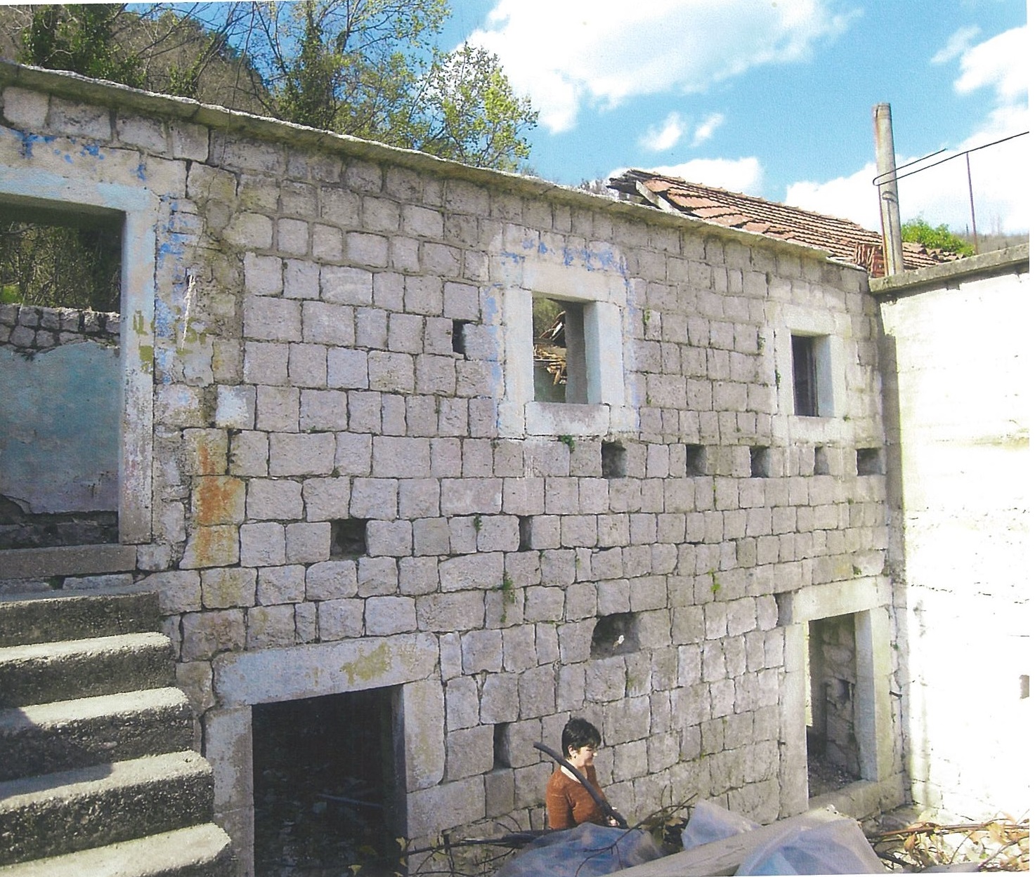 Stara kamena kuća za rekonstrukciju na placu u Lučićima, Herceg Novi, Crna Gora. Fasada od prirodnog kamena.