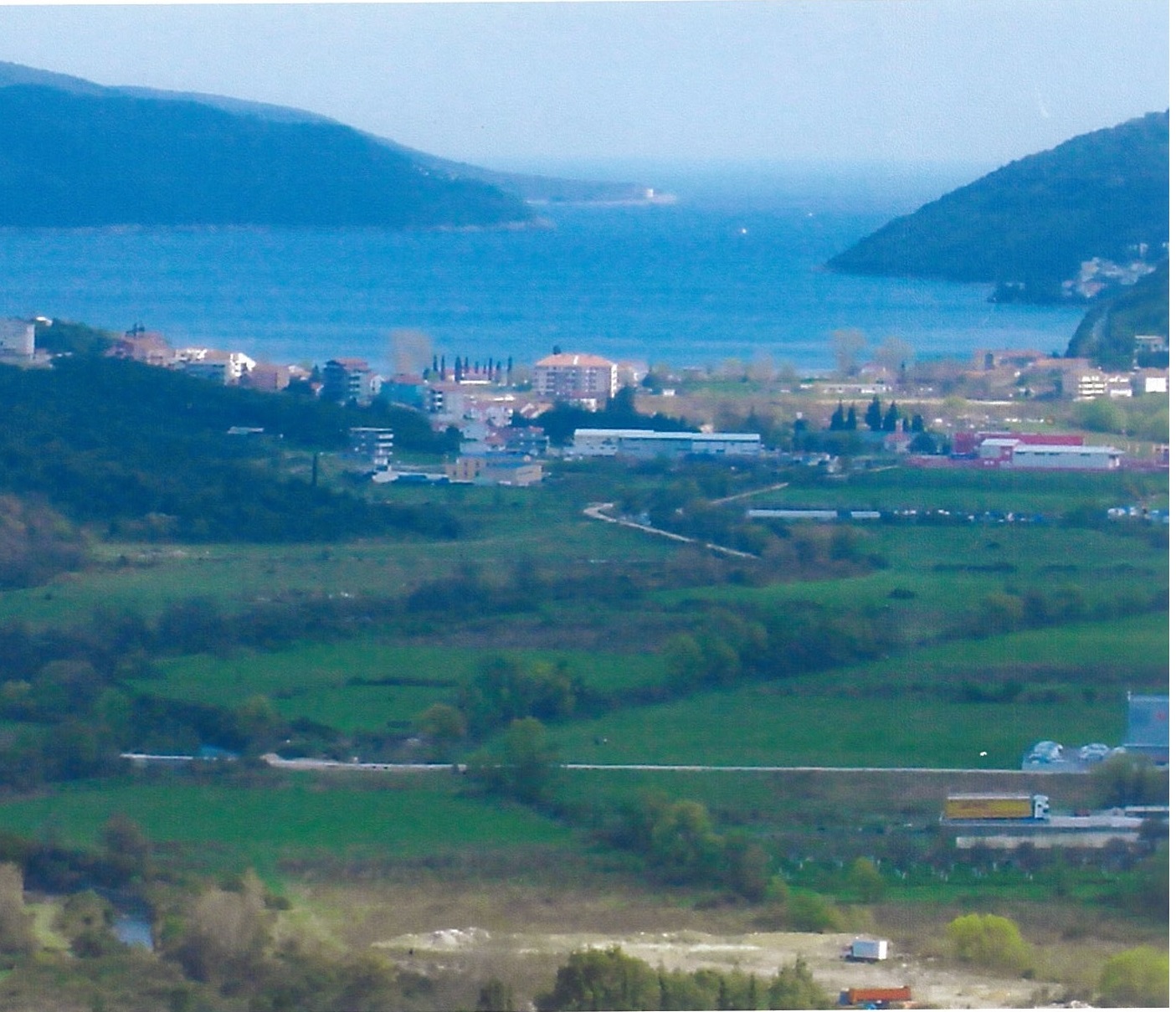 Panoramski pogled na more i zelene doline sa zemljišta u Lučićima, Herceg Novi, Crna Gora.