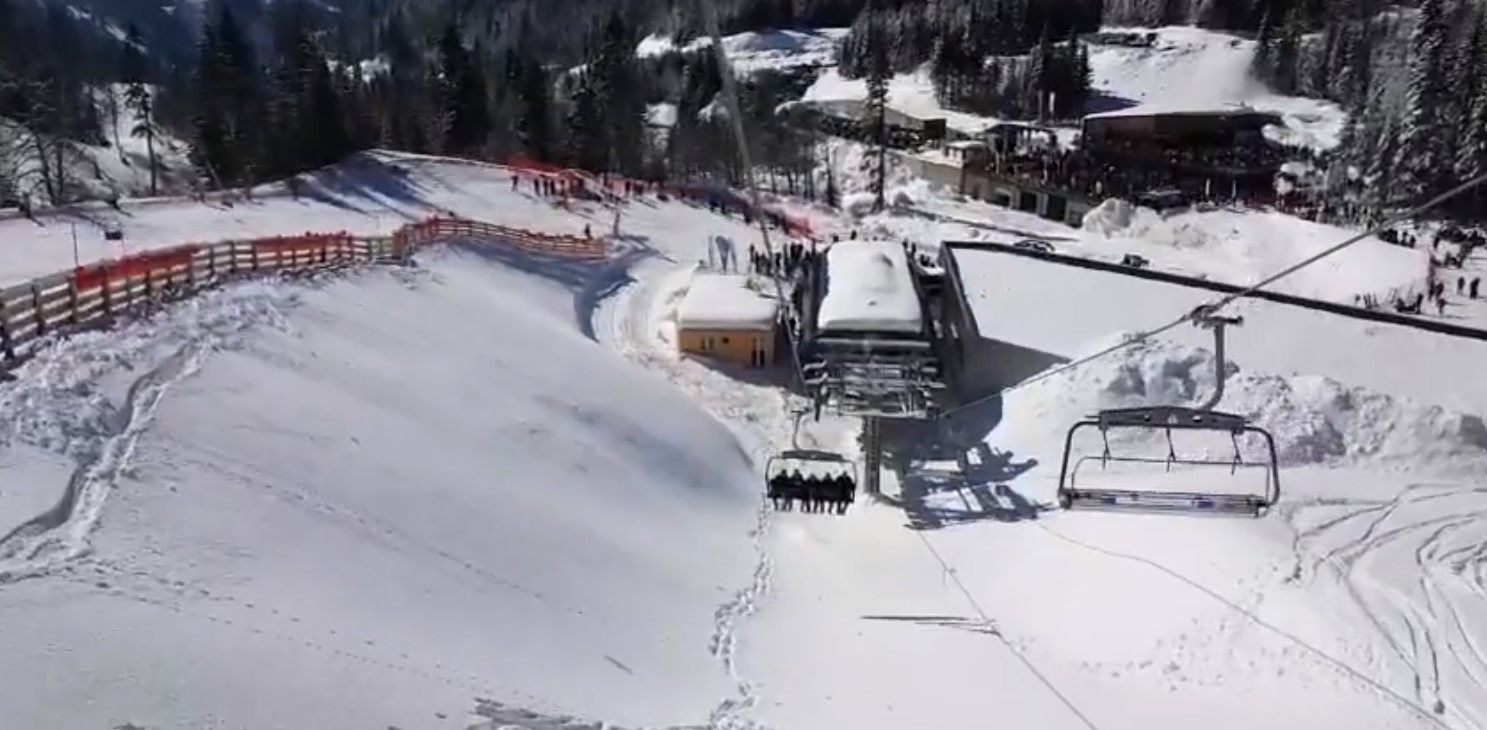 Vue sur le télésiège et les pistes enneigées de l’hôtel K1600 à Kolašin, Monténégro, en hiver.