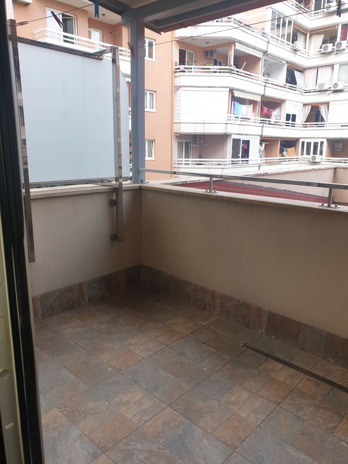 Offener Balkon mit Fliesenverkleidung in einer Wohnung in Budva, Montenegro, Blick auf benachbarte Wohnhäuser.