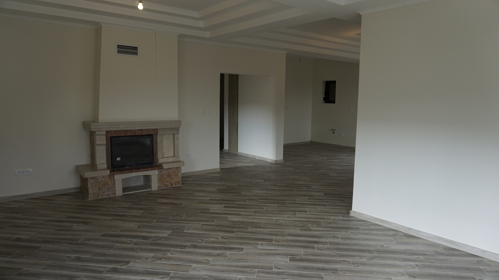 Salon spacieux avec cheminée et finition en bois dans une villa à Igalo, Herceg Novi, Monténégro.