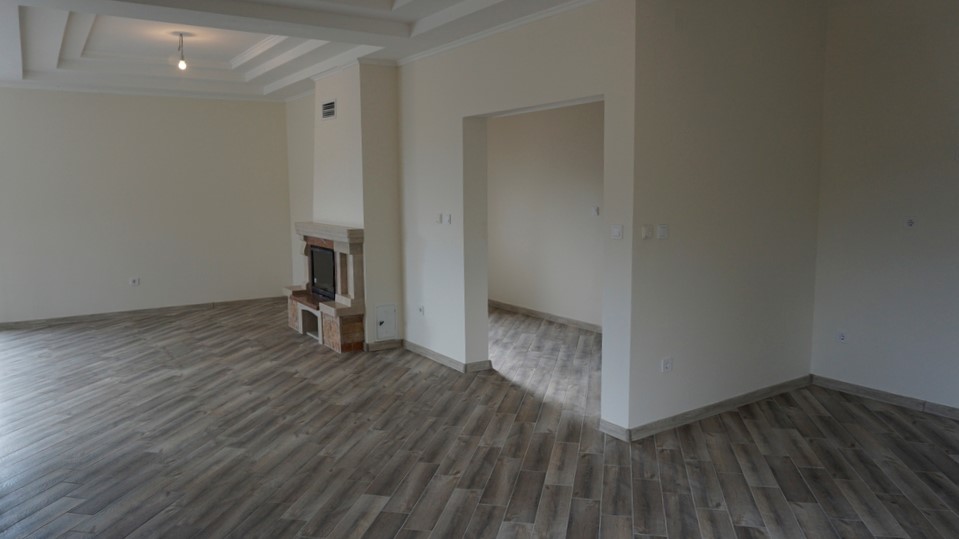 Salon spacieux avec cheminée et finition en bois dans une villa à Igalo, Herceg Novi, Monténégro.