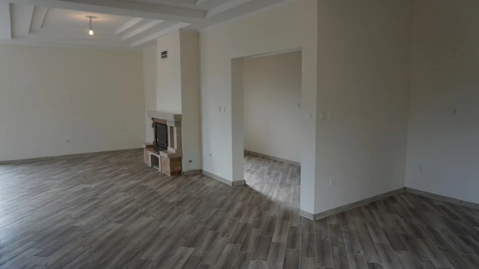 Salon spacieux avec cheminée et finition en bois dans une villa à Igalo, Herceg Novi, Monténégro.
