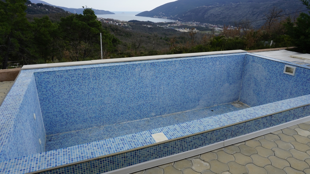 Piscine vide avec mosaïque bleue et vue panoramique sur les montagnes et la mer à Igalo, Herceg Novi, Monténégro.