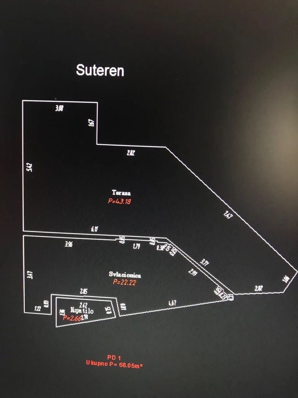 Arhitektonski plan suterena sa terasom, slačionicom i kupatilom. Tehnički crtež sa dimenzijama i površinama.