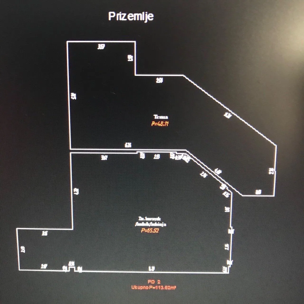 Arhitektonski tlocrt etaža sa merama, oznakom za terasu i ukupnom površinom na tamnoj pozadini.