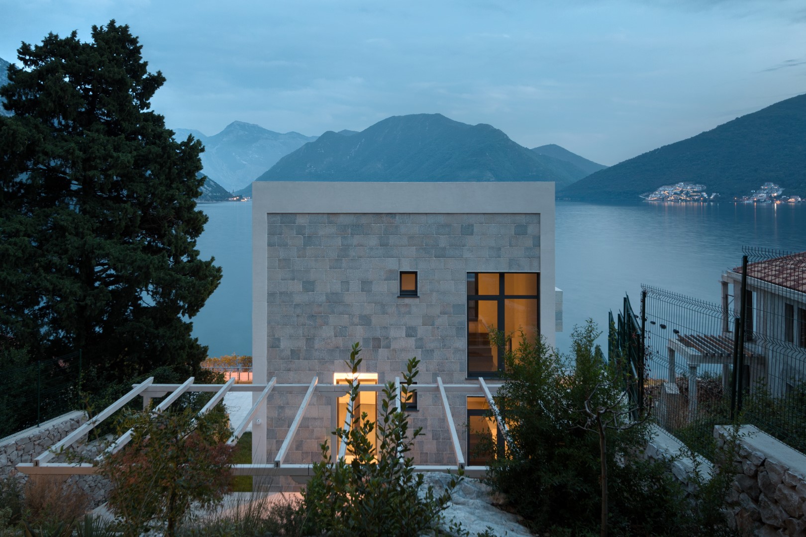 Kotor Körfezi manzaralı teraslı modern taş villa, Strp, Karadağ.