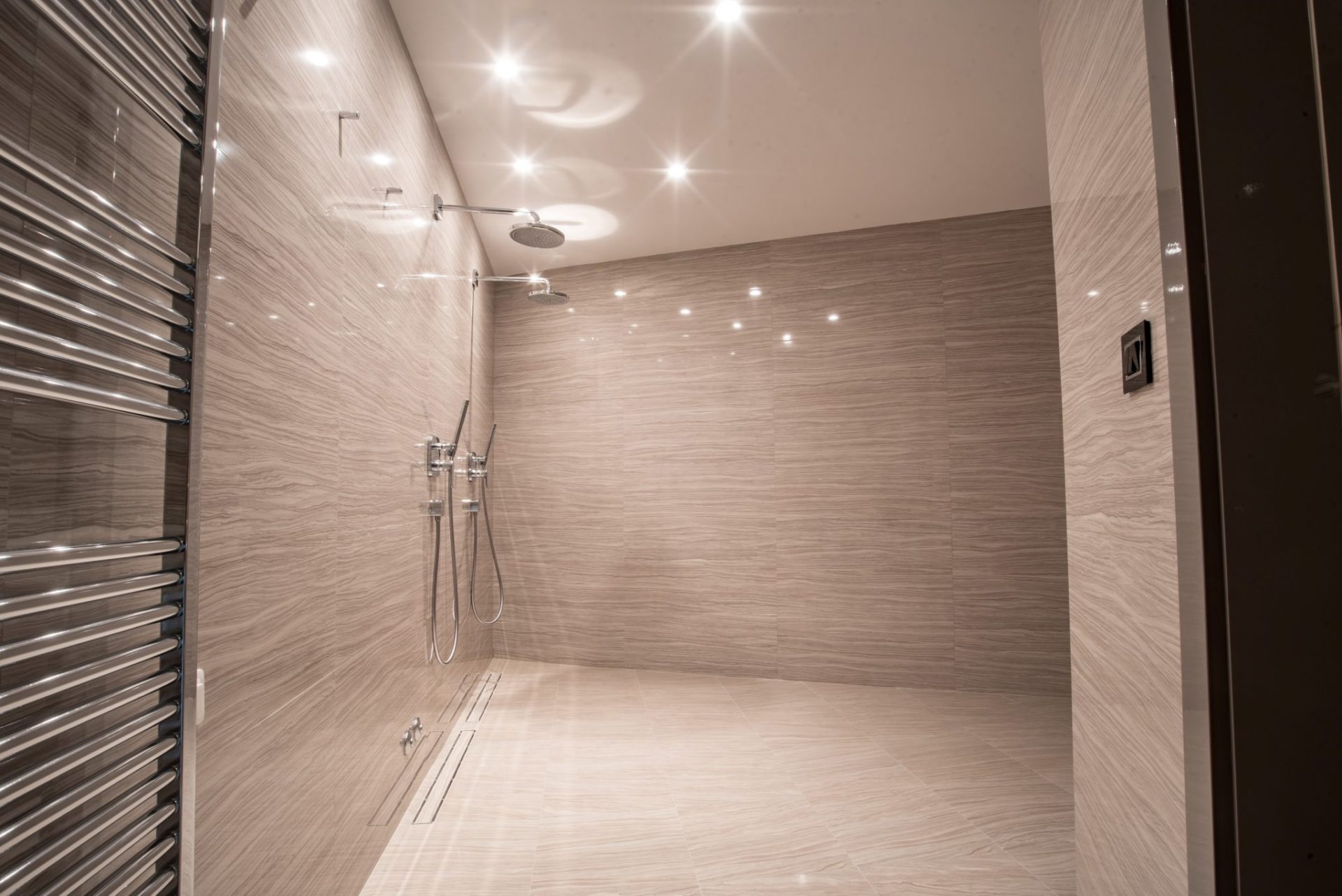 Modernes Badezimmer mit Duschbereich und beiger Fliesenverkleidung in einer exklusiven Villa, Budva, Montenegro.