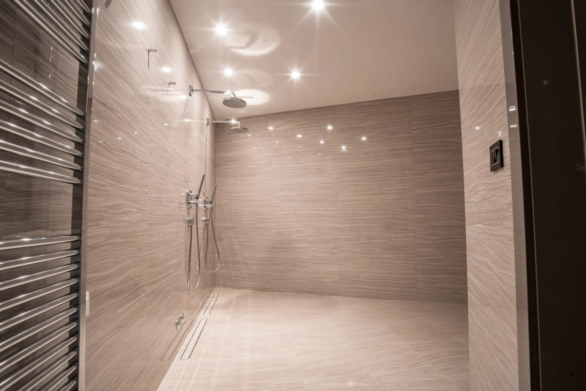 Modernes Badezimmer mit Duschbereich und beiger Fliesenverkleidung in einer exklusiven Villa, Budva, Montenegro.