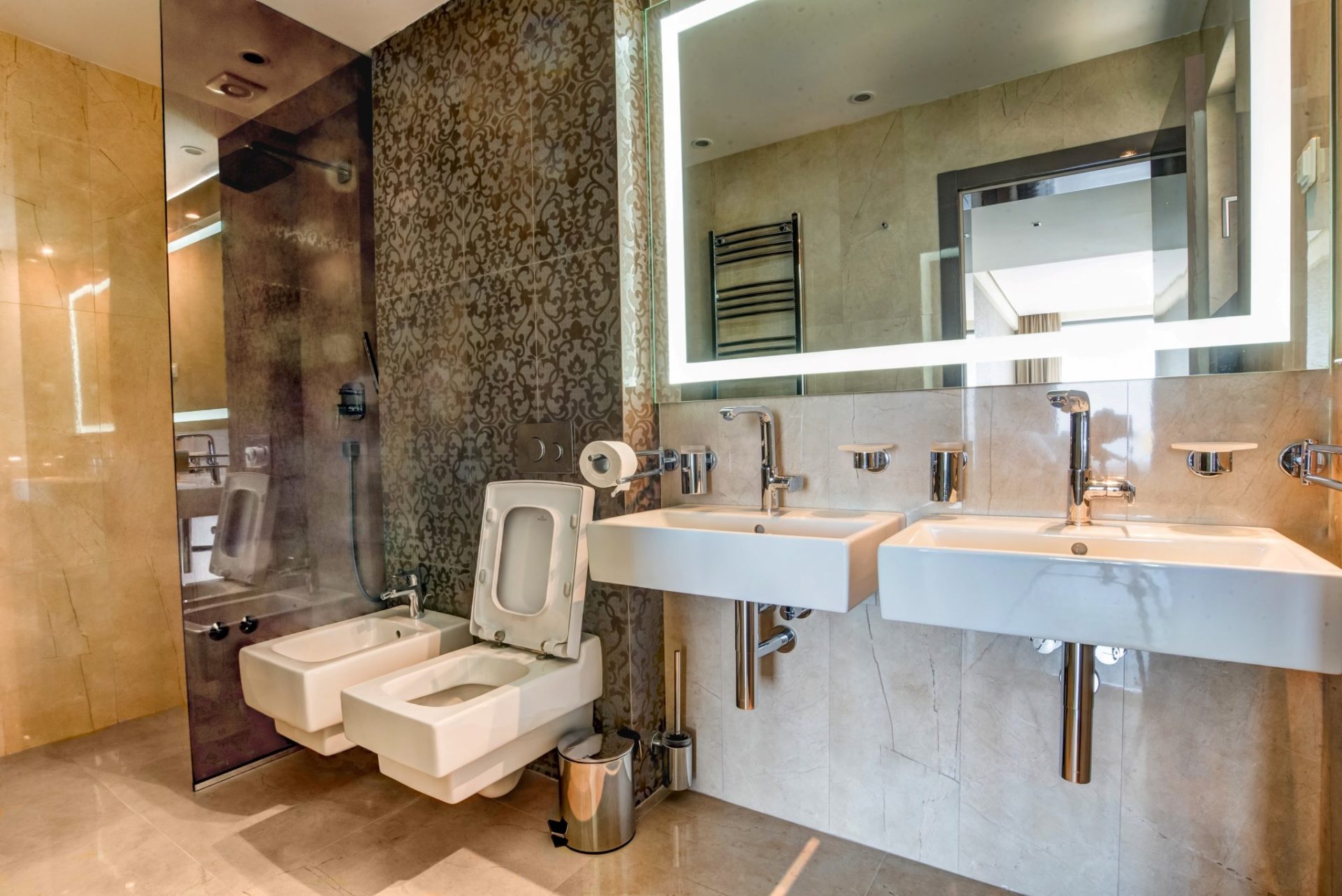 Modernes Badezimmer mit zwei Waschbecken und Dusche in einer exklusiven Villa, Budva, Montenegro.