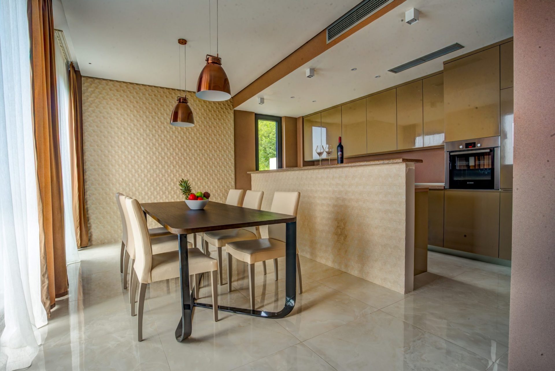 Moderne Wohnküche mit Esstisch und Hochglanzküche in einer Villa in Budva, Montenegro.