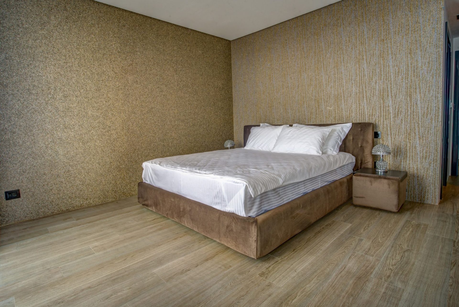 Modernes Schlafzimmer mit Doppelbett und дизайнерischer Wandgestaltung in einer Villa, Stadt Budva, Montenegro.