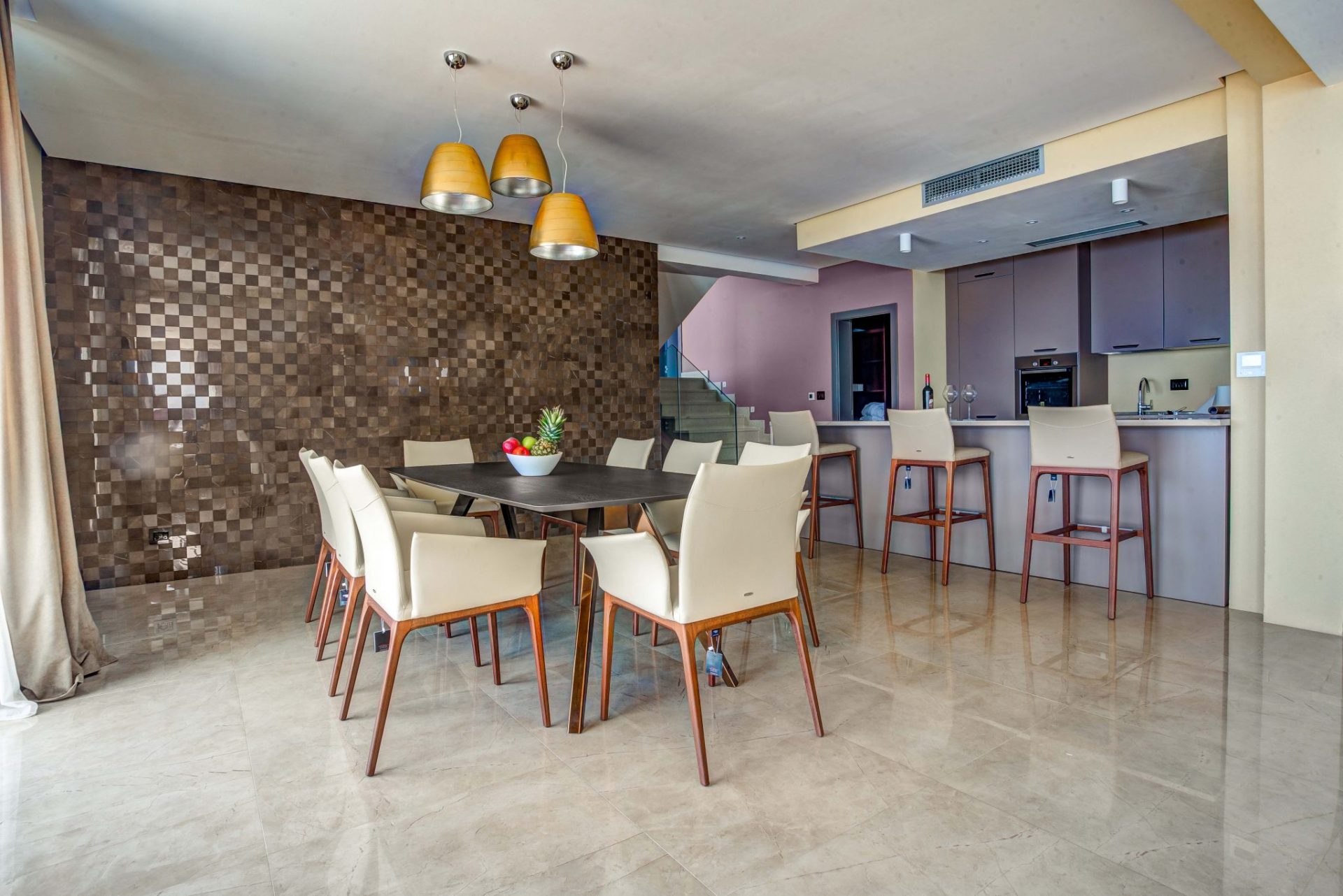 Modernes Wohnzimmer mit Essbereich und Küche in einer Villa in Budva, Montenegro: stilvolle Möbel und Marmorboden.