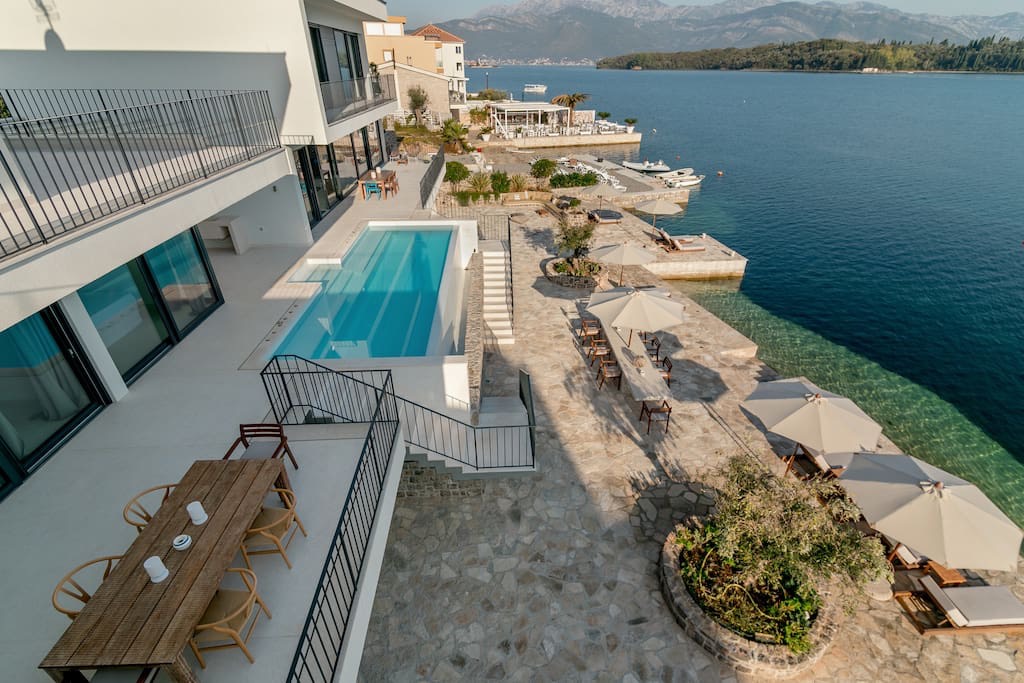 Villa in erster Meereslinie in Luštica, Montenegro: Pool, Terrasse mit Essbereich und direkter Zugang zum Meer.