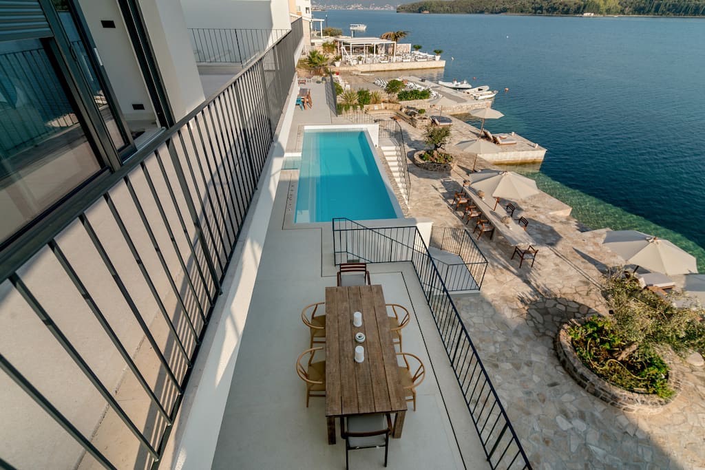 Terrasse der Villa in Luštica, Montenegro: Essbereich, privater Pool und direkter Meerblick in erster Reihe.