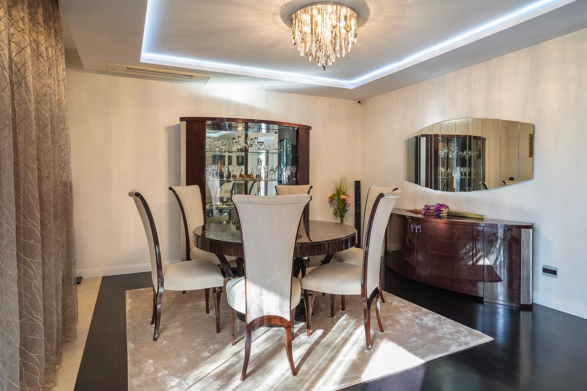 Luxuriöser Essbereich mit dunklen Möbeln und Kristalllüster in einer exklusiven Villa in Budva, Montenegro.