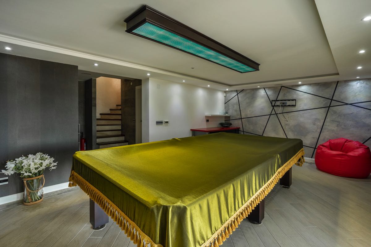 Spielzimmer mit Billardtisch und Sitzsack in einer Luxusvilla in Budva, Montenegro. Modernes Innendesign.