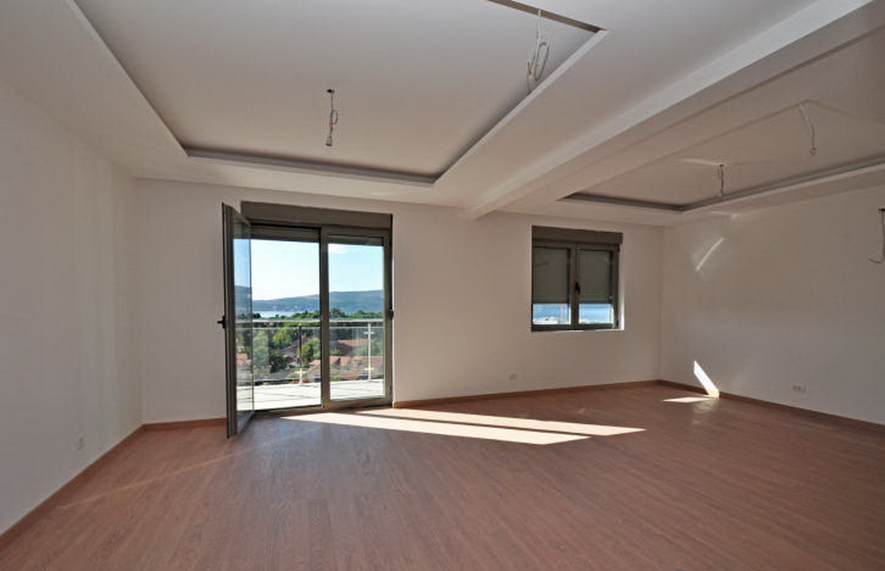 Helles Wohnzimmer mit Panoramablick auf das Meer in einer neuen Wohnanlage in Tivat, Montenegro, schlüsselfertige Ausstattung.
