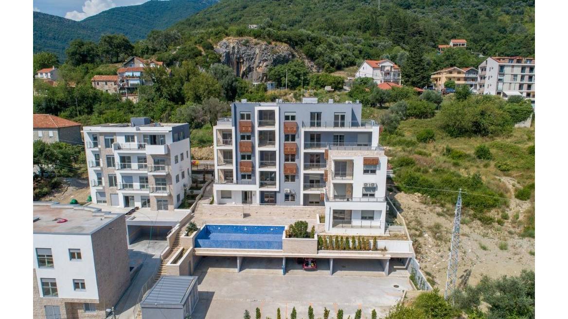 Moderner Wohnkomplex mit Pool und Parkplatz in Tivat, Montenegro: Ansicht des Gebäudes mit Panoramafenstern von oben.