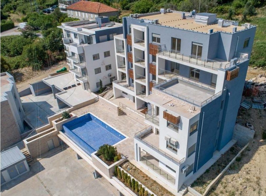 Moderner Wohnkomplex in Tivat, Montenegro, mit Außenpool, Terrassen und gepflegtem Gelände.