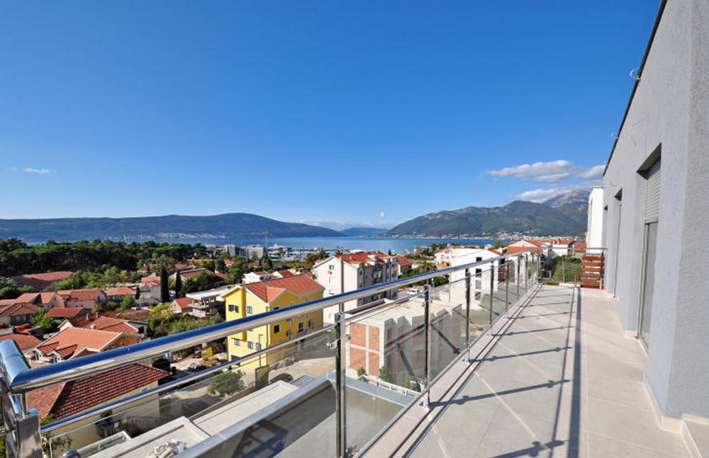 Geräumiger Balkon mit Panoramablick auf das Meer und die Berge in einer Wohnanlage, Tivat, Montenegro. Moderne Geländer.