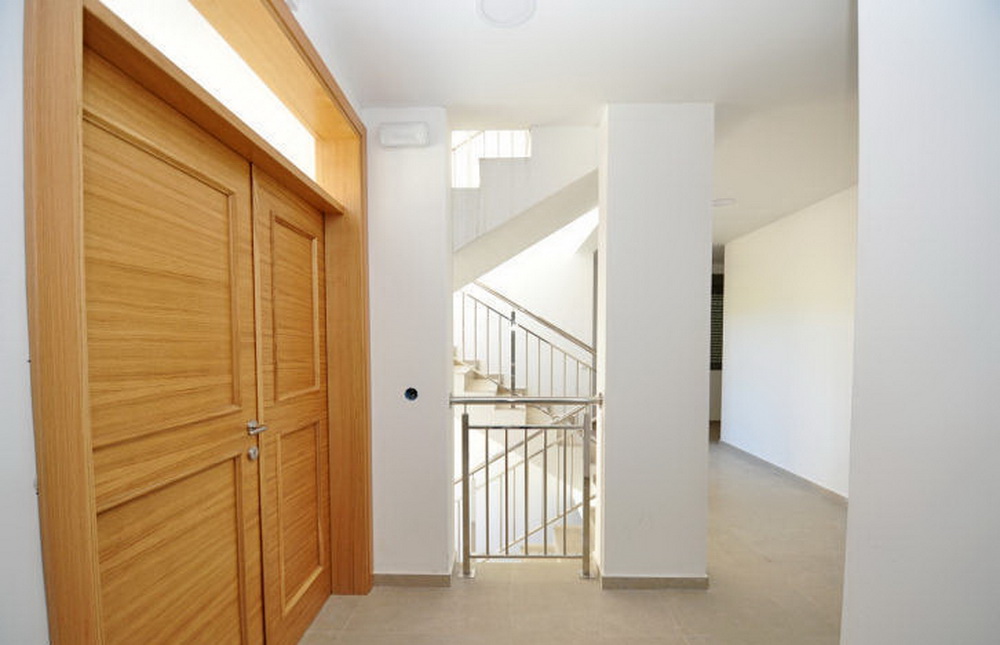 Modernes Interieur der Lobby mit Holztüren und Treppe in einer Wohnanlage, Tivat, Montenegro