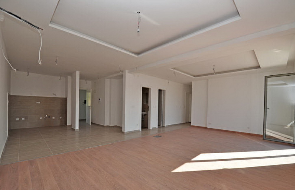 Geräumiges Wohnzimmer mit schlüsselfertiger Ausstattung in einer neuen Wohnanlage in Tivat, Montenegro, renovierungsbereit.