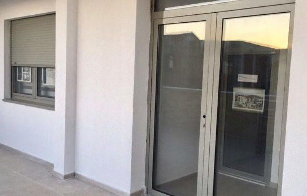 Eingangsbereich und Fenster mit Rollläden in einer modernen Wohnanlage, Stadt Tivat, Montenegro.