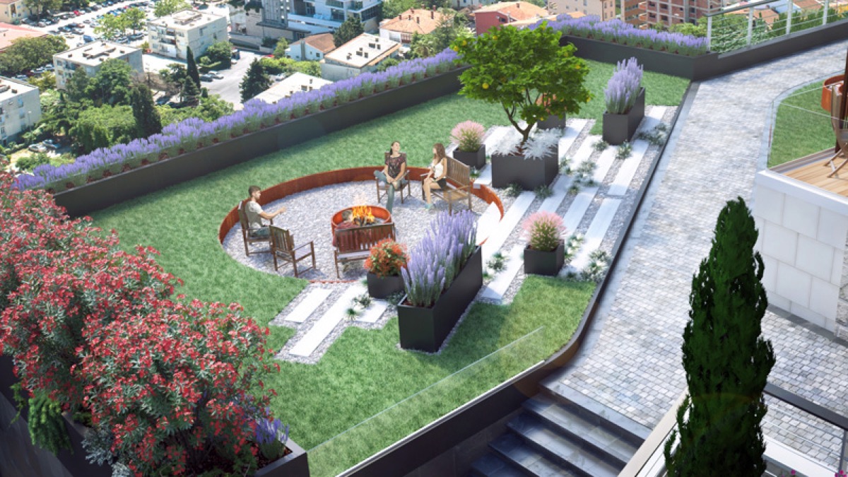 Gestaltete Dachterrasse der Wohnanlage in Budva, Montenegro: Ruhebereich mit Feuerstelle, Landschaftsgestaltung und Blick auf die Stadt.