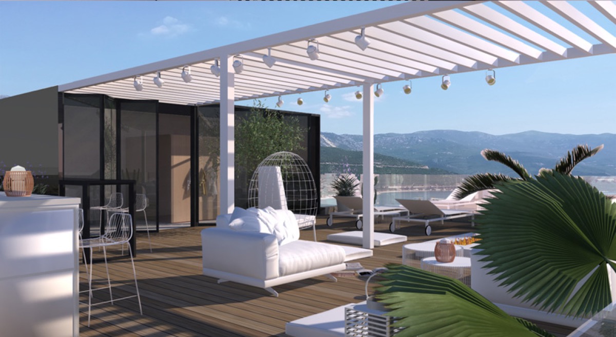 Penthouse-Terrasse in Budva, Montenegro: moderne Möbel, Pergola, Meer- und Bergblick, Entspannungsbereich mit Liegen.