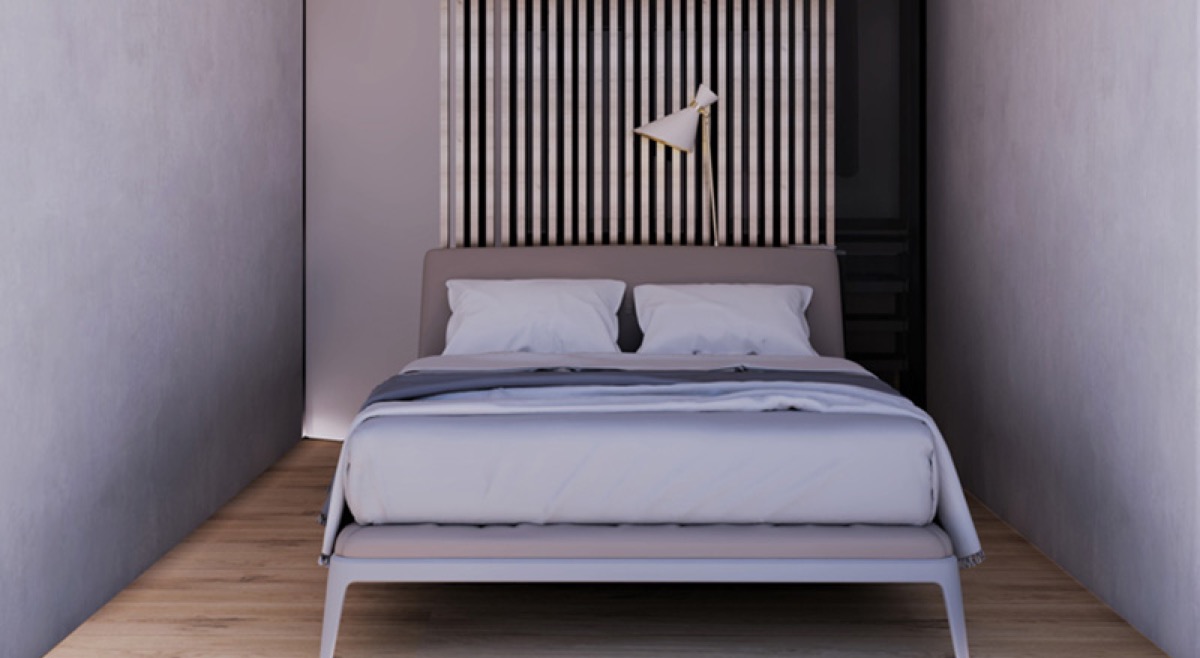 Modernes Schlafzimmer mit Doppelbett und Wandverkleidung aus Holzleisten in einer Wohnanlage, Budva, Montenegro.