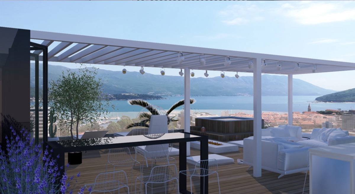 Penthouse-Terrasse in Budva, Montenegro: Jacuzzi, Lounge-Bereich mit weißen Möbeln und Panoramablick auf das Meer und die Berge.