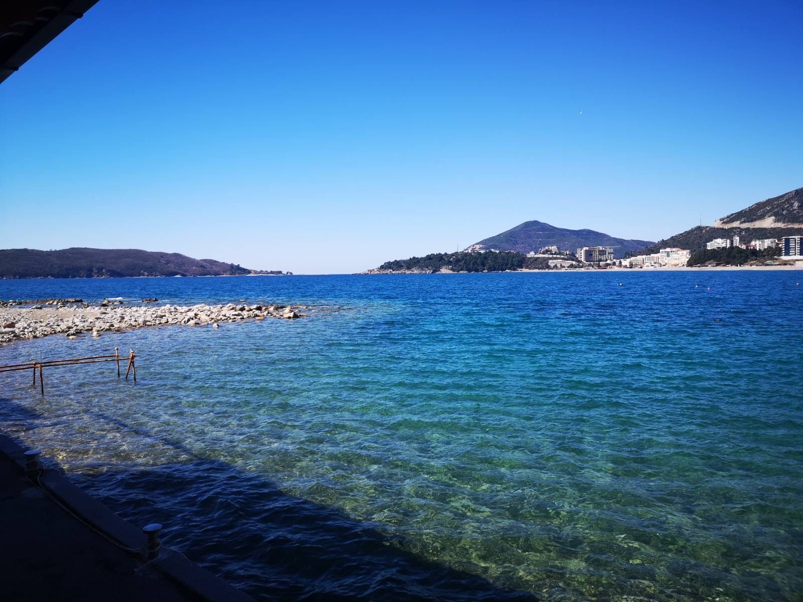 Vue panoramique sur la mer Adriatique et la plage depuis un local commercial à Rafailovići, Monténégro.