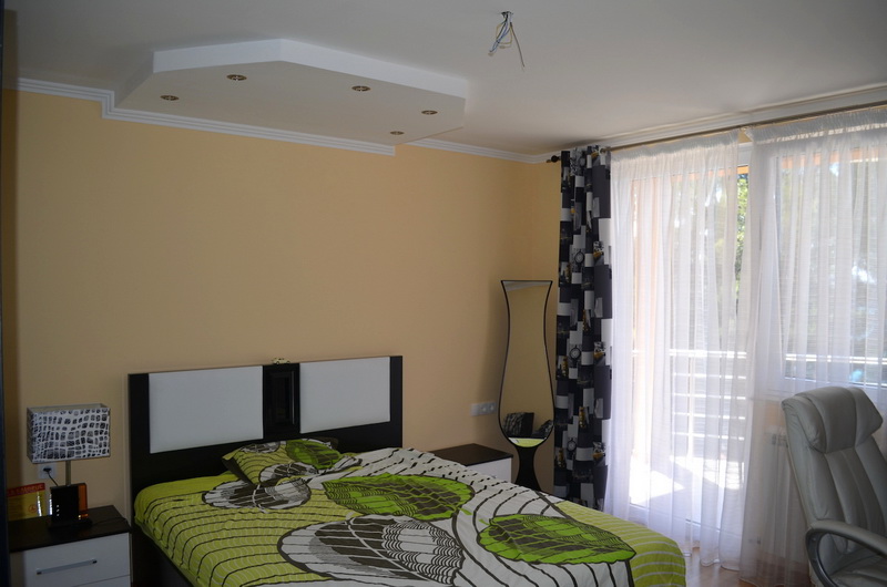 Chambre dans une villa à Shushan, Monténégro : lit double, finition moderne, baie vitrée panoramique avec accès au balcon.