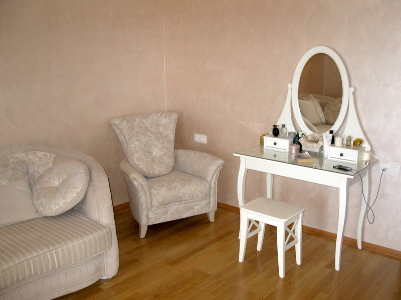 Chambre avec coiffeuse blanche, fauteuil et canapé dans l’intérieur d’une villa à Shushan, Monténégro.