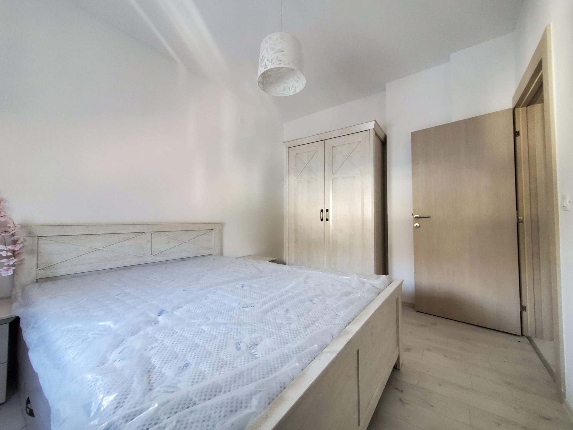 Helles Schlafzimmer in einer Wohnung in Budva, Montenegro: Doppelbett mit neuer Matratze, Kleiderschrank und Innentür.