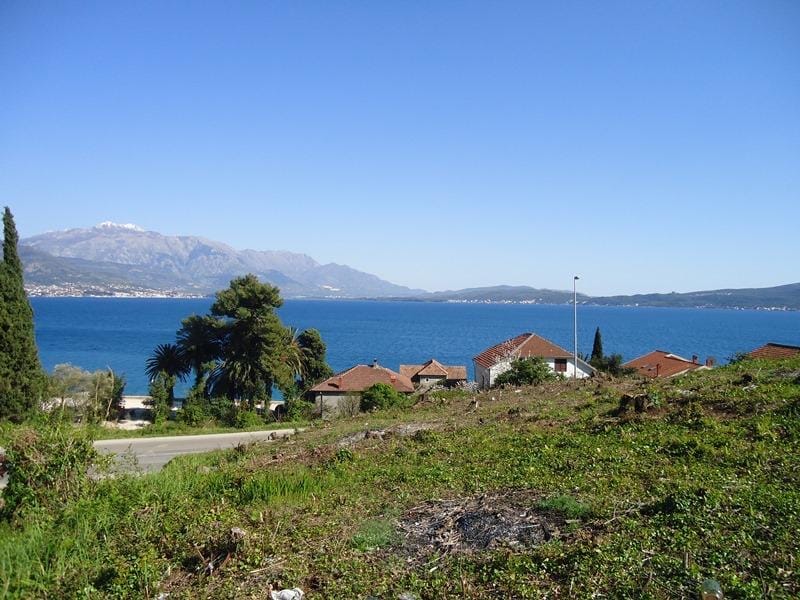 Karadağ, Biele’de, deniz ve dağların panoramik manzarasına sahip, sahile yakın konumda bir arsa.