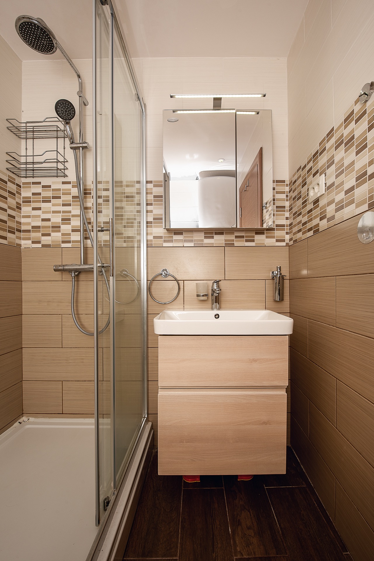 Modernes Badezimmer mit Duschkabine und Waschtischunterschrank in einer Wohnung, Stadt Budva, Montenegro.