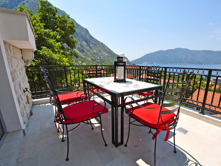 Terasa sa kovanim nameštajem i pogledom na Bokokotorski zaliv u stanu, Risan, Crna Gora.