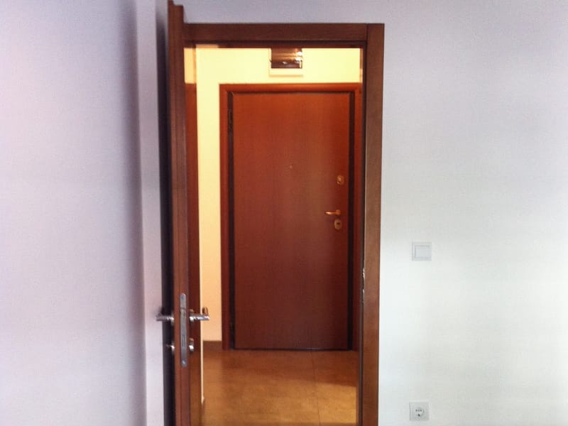 Innentür und Eingangsbereich in der Wohnung, Stadt Petrovac, Montenegro: moderne Ausstattung und helle Wände.